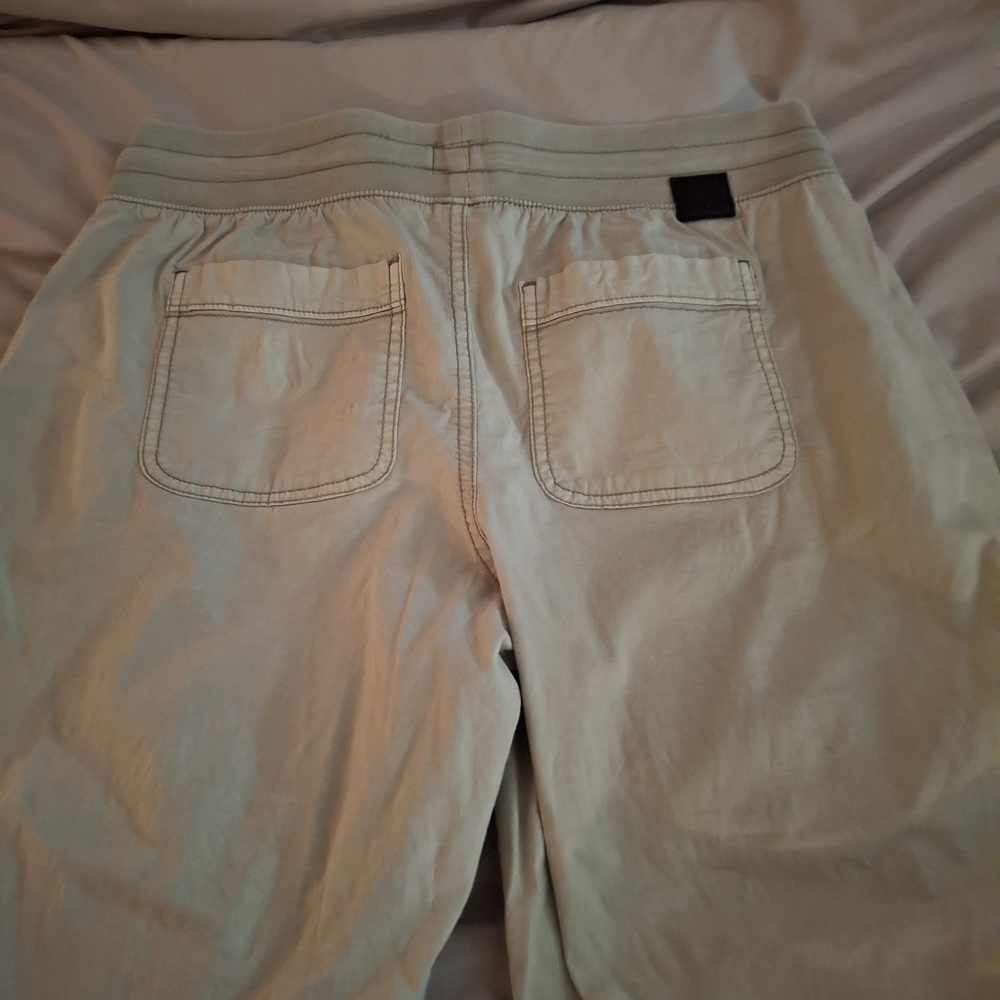 Jag Women's Light Green Cropped Cargo Pants - Picture 9 of 11